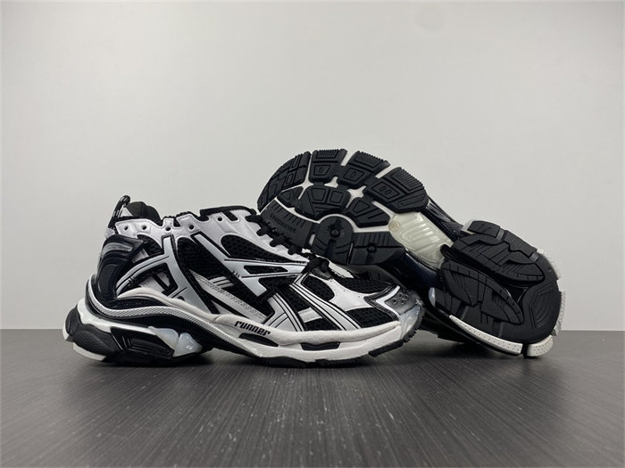 BLCG Runner White Black White  677403 W3RB2 9010