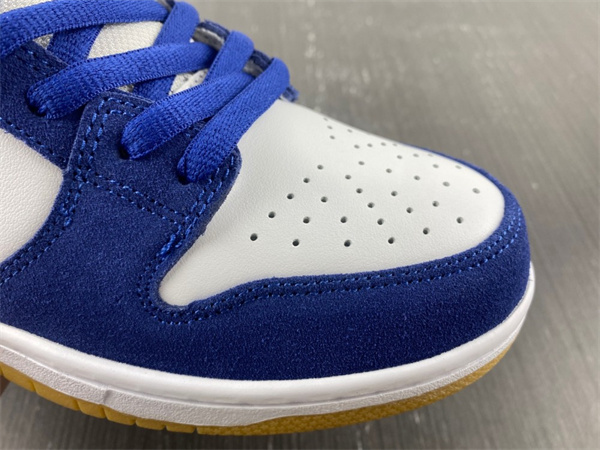 Nike SB Dunk Low “Los Angeles Dodgers” DO9395-400