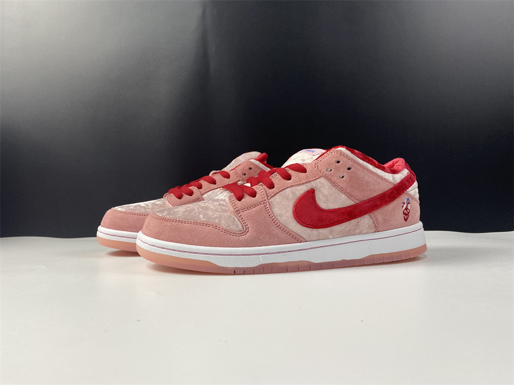 Nike SB Dunk LowStrangeLove Skateboards (Special Box)  CT2552-800