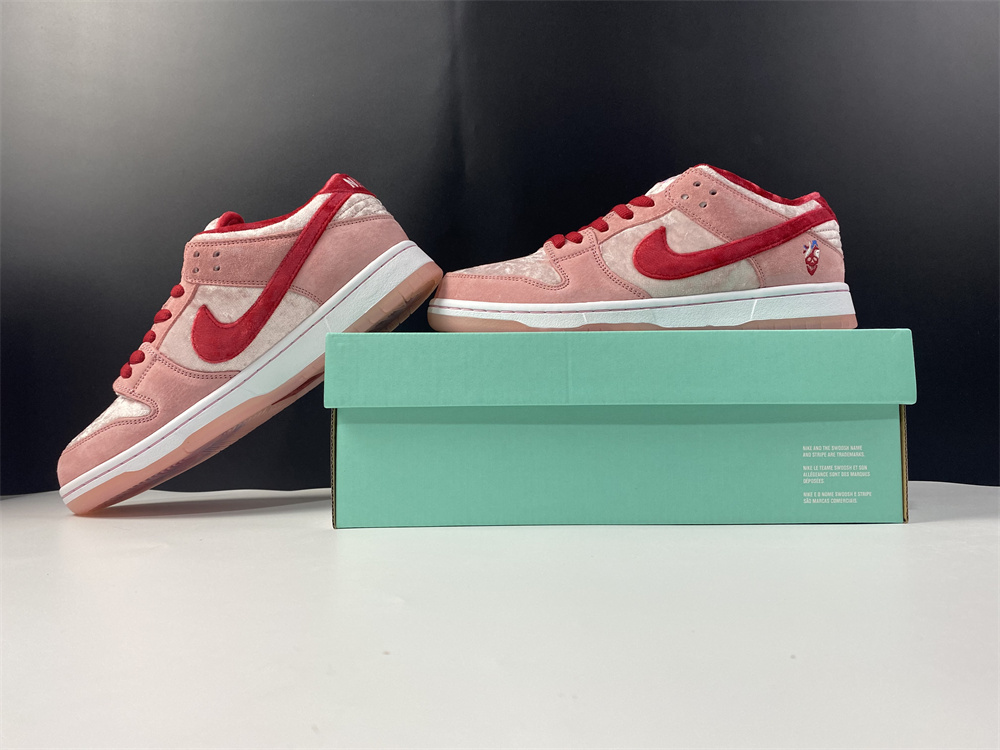 Nike SB Dunk LowStrangeLove Skateboards (Special Box)  CT2552-800