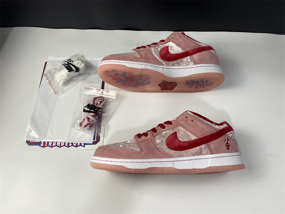 Nike SB Dunk LowStrangeLove Skateboards (Special Box)  CT2552-800