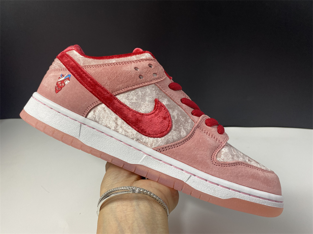 Nike SB Dunk LowStrangeLove Skateboards (Special Box)  CT2552-800