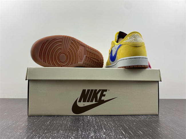 Travis Scott x Air Jordan 1 DZ4137-700