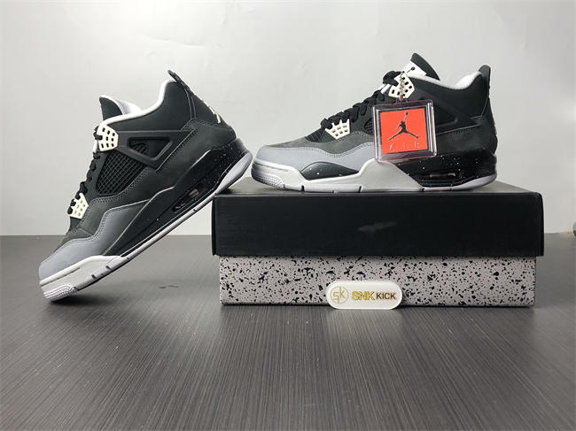 AIR JORDAN 4 RETRO 