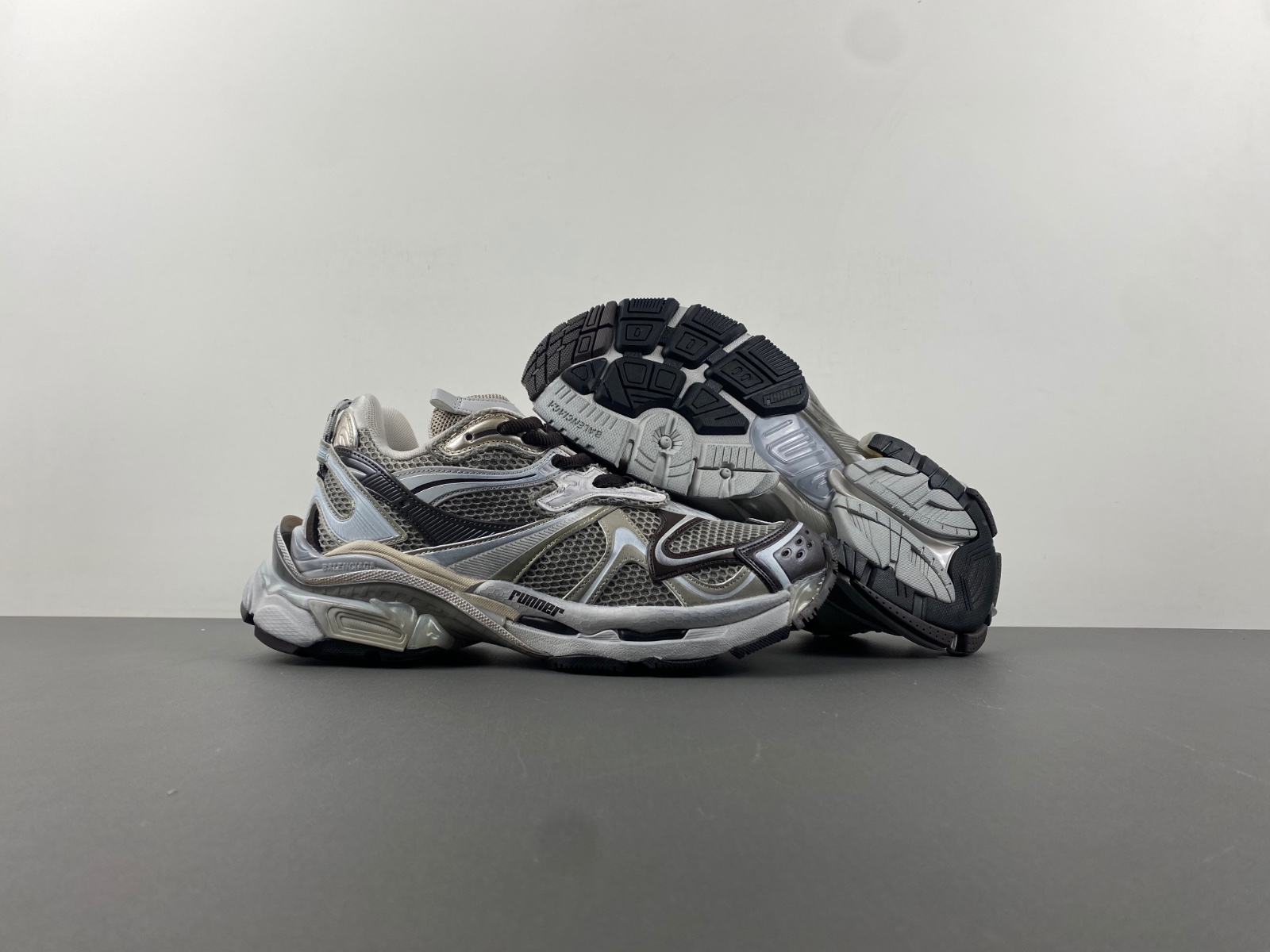 Balenciaga 7.5  779066-W3RBXP-2000 (2nd Option)