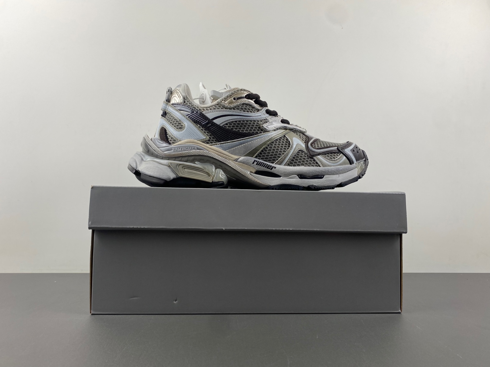 Balenciaga 7.5  779066-W3RBXP-2000 (2nd Option)
