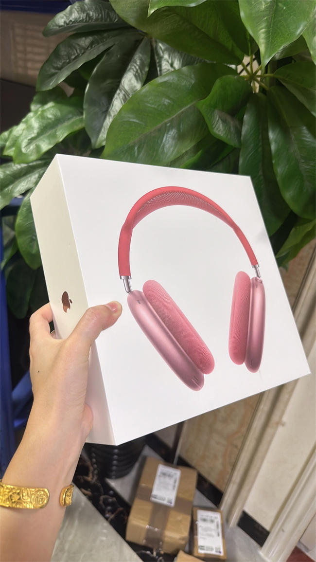 AirPods Max red