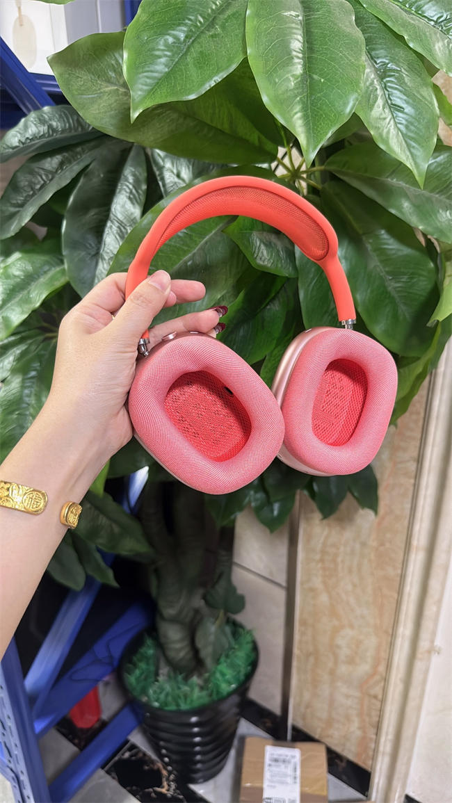 AirPods Max red