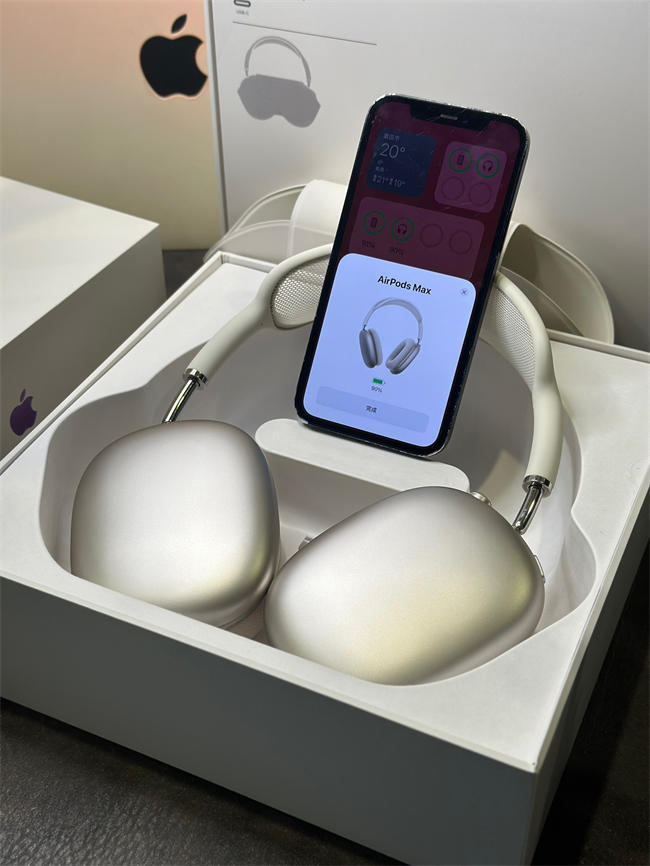 AirPods Max silver
