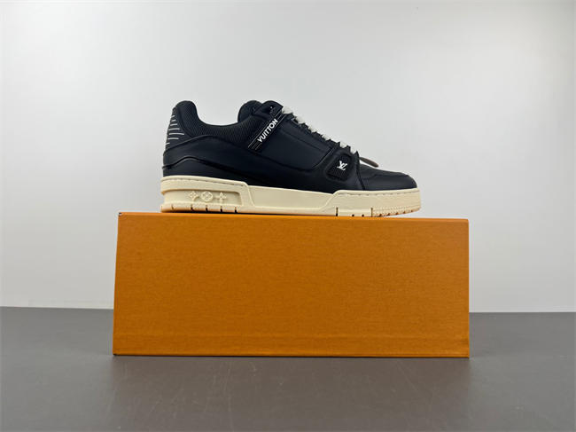 Louis Vuitton LV trainer LV1823-107