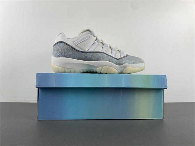 Air Jordan 11 Low 2025 HQ7000-001