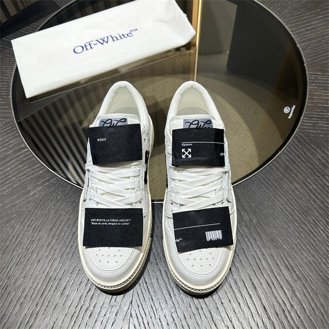 Off-White Sneaker