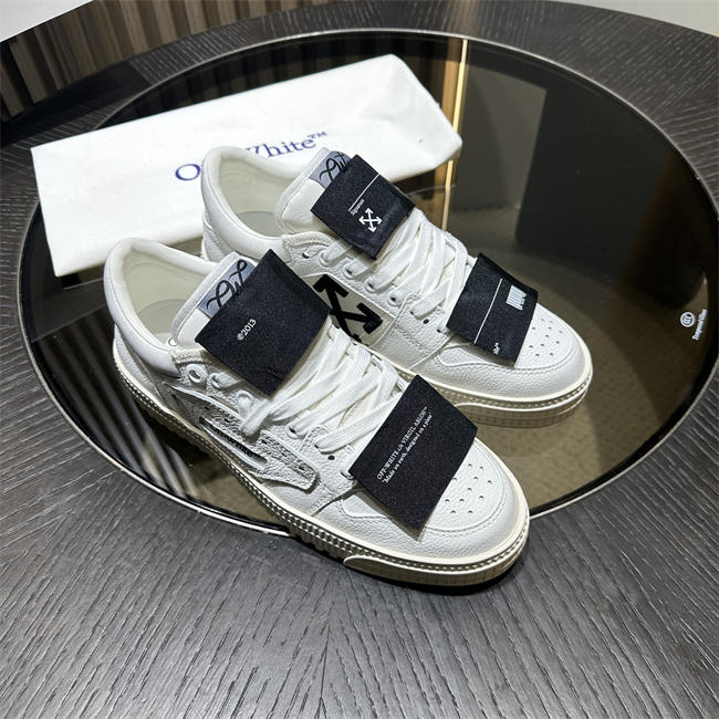 Off-White Sneaker