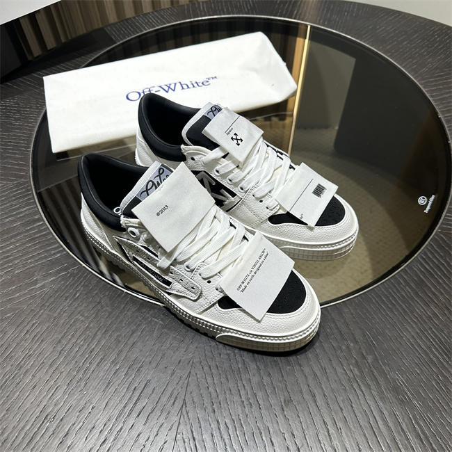 Off-White Sneaker