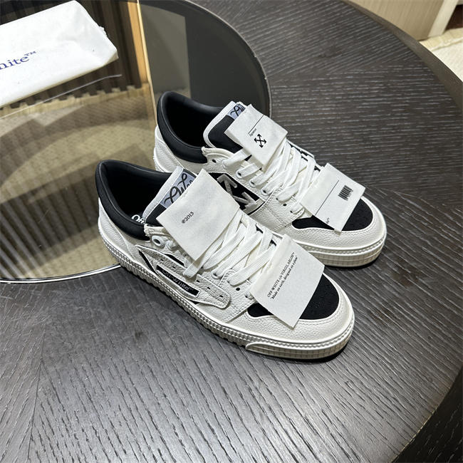 Off-White Sneaker