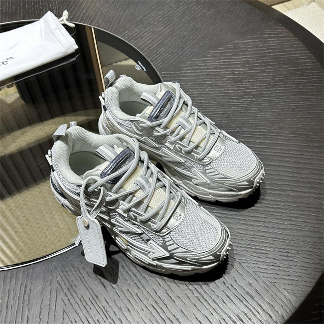 Off-White Sneaker